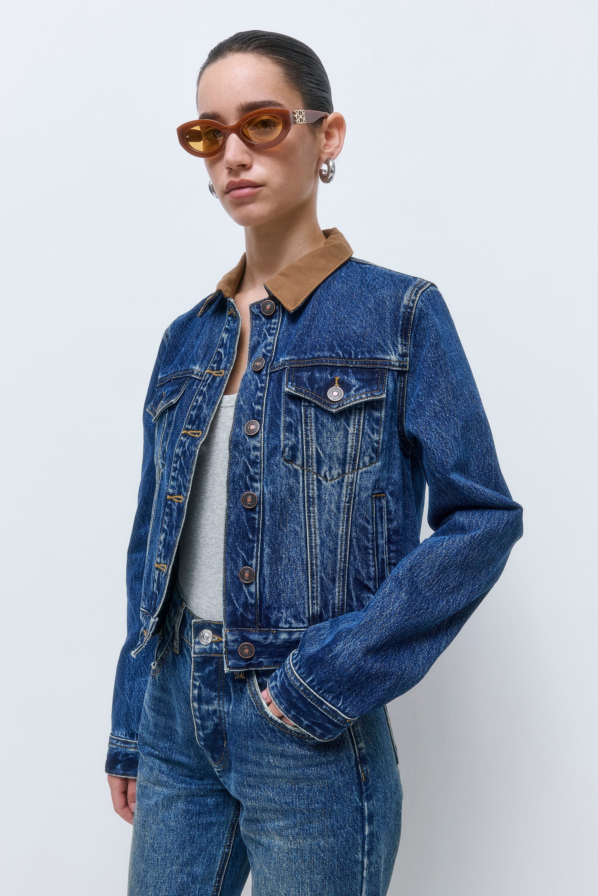 Contrasting Fitted Denim Jacket - Image 5