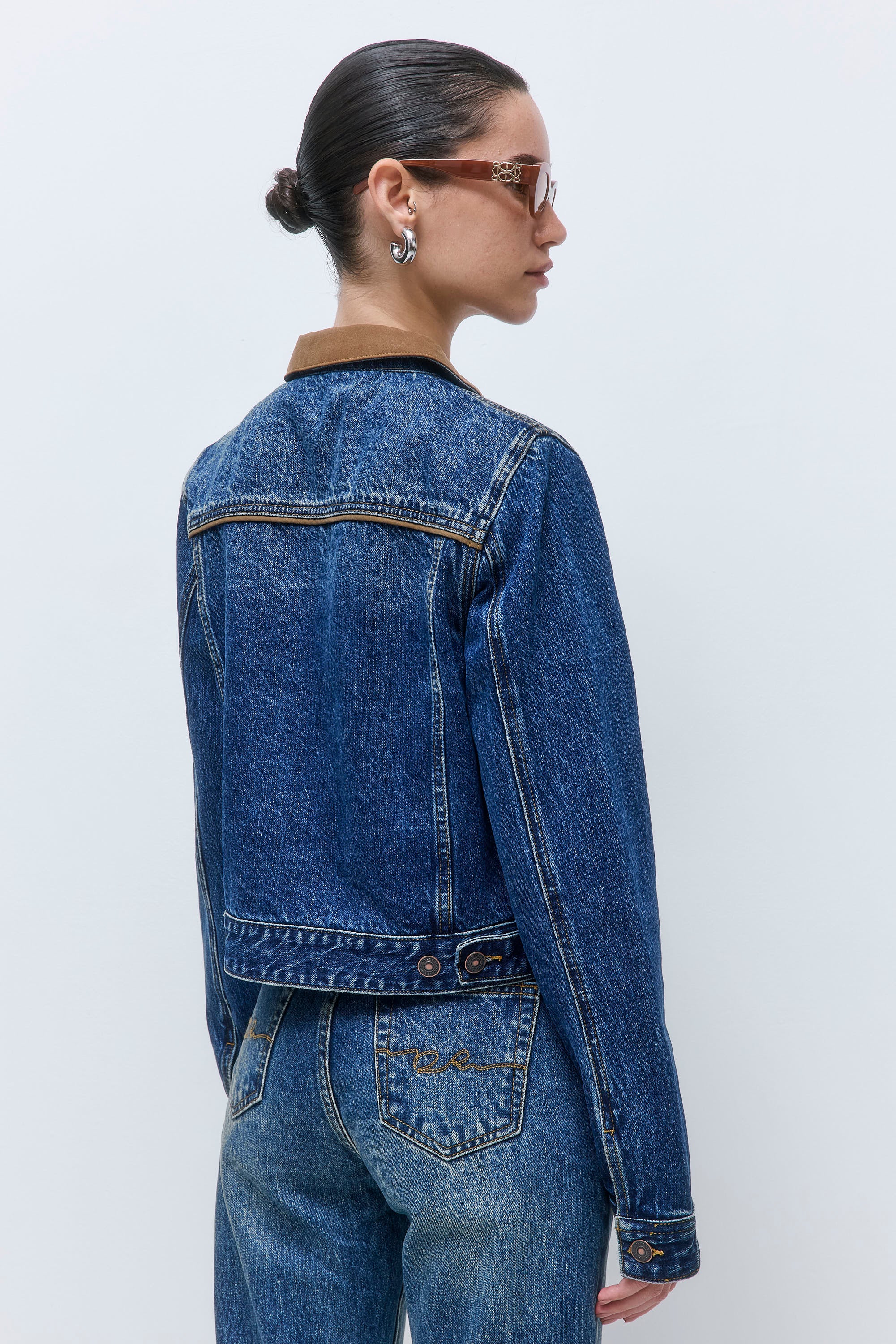 Contrasting Fitted Denim Jacket - Image 6