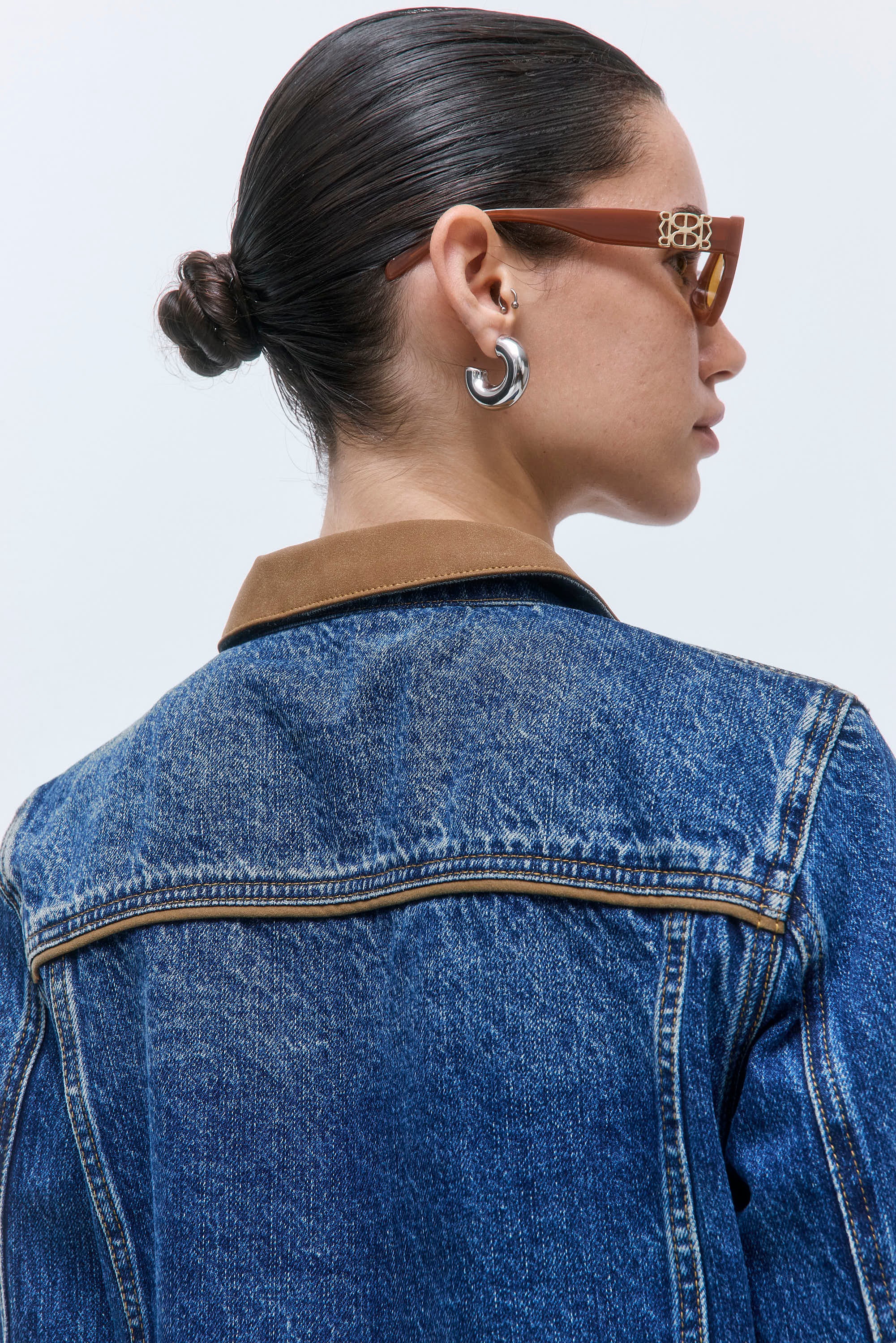 Contrasting Fitted Denim Jacket - Image 7