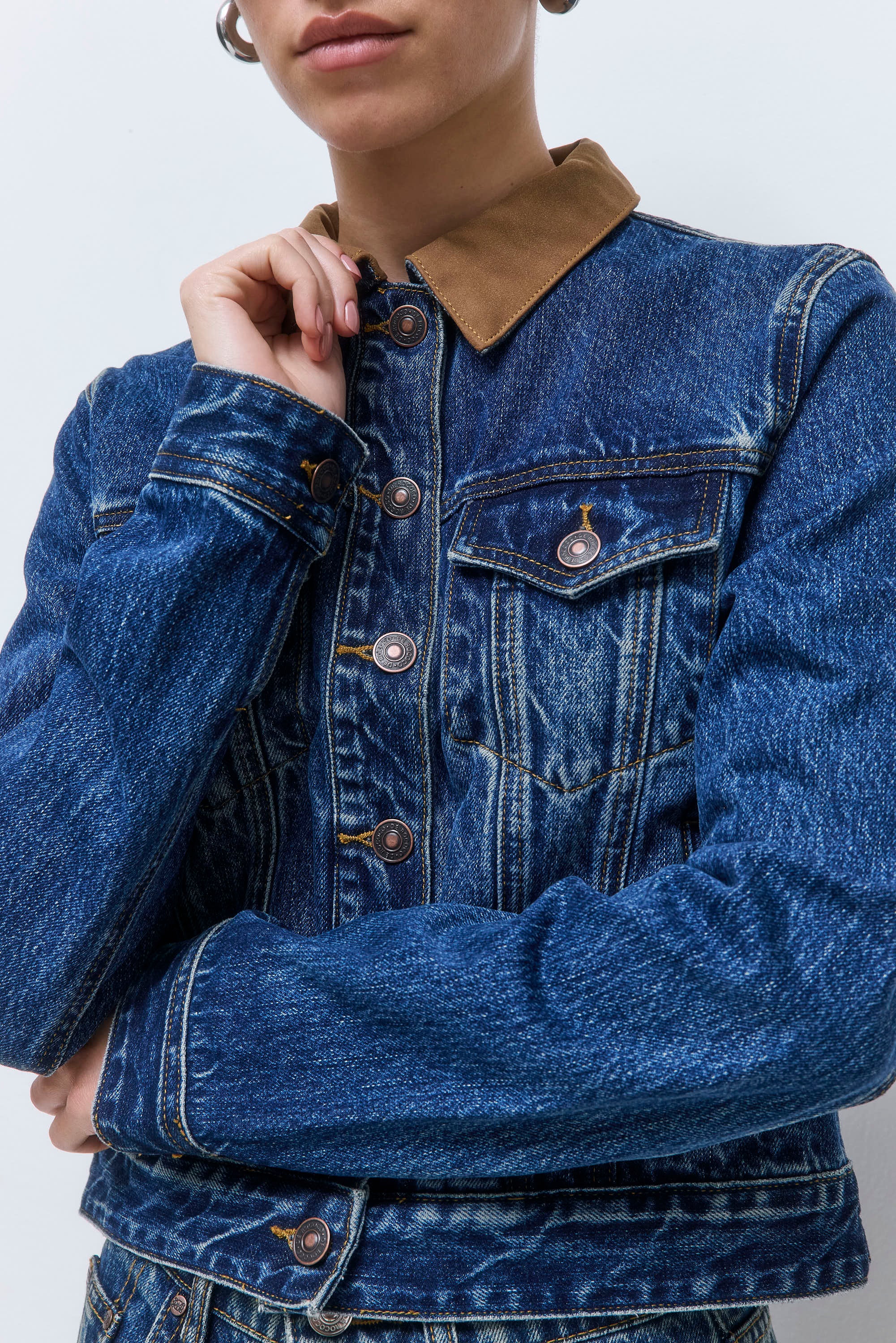 Contrasting Fitted Denim Jacket - Image 8