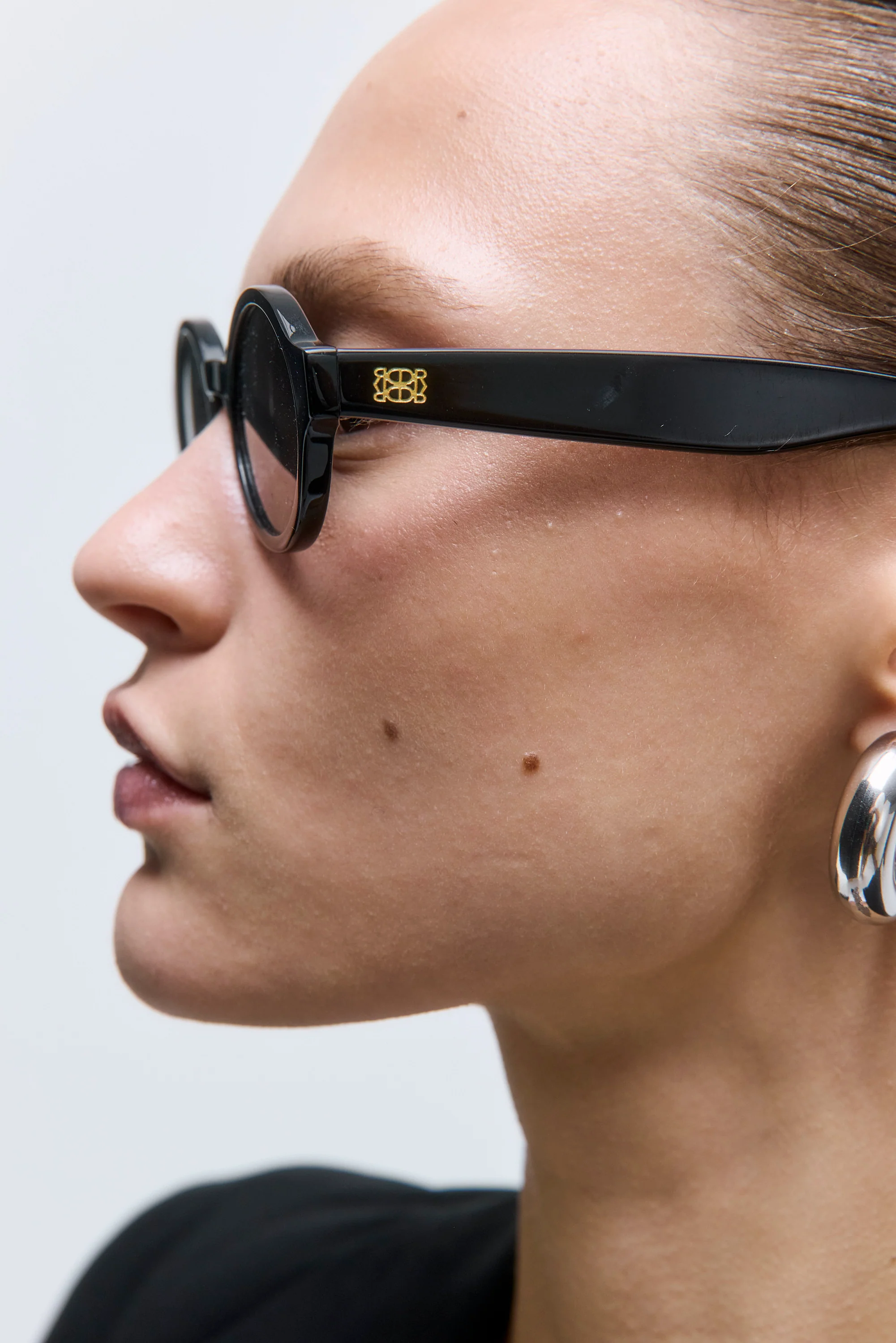 Round Sunglasses - Image 4
