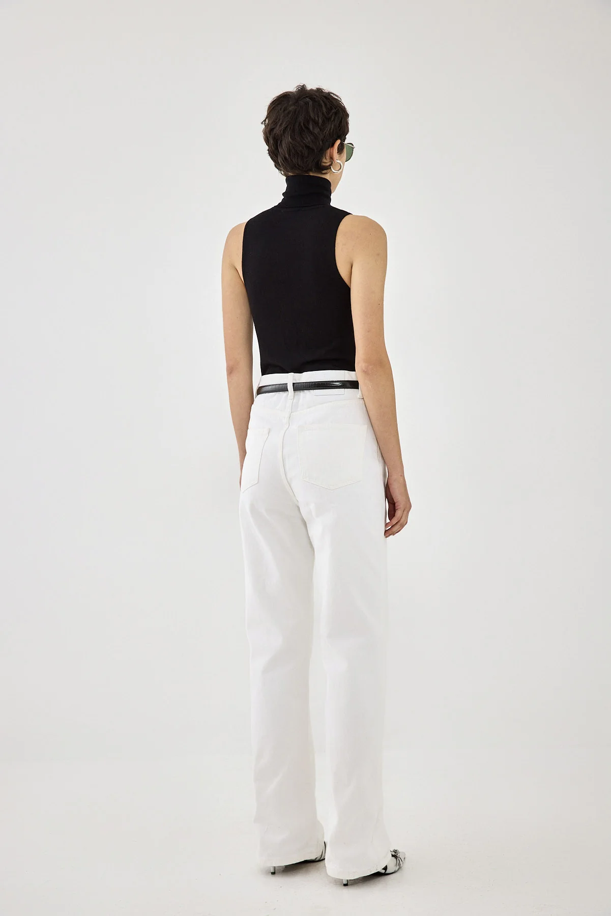 Lightweight Sleeveless Turtleneck Logo Top - Image 5
