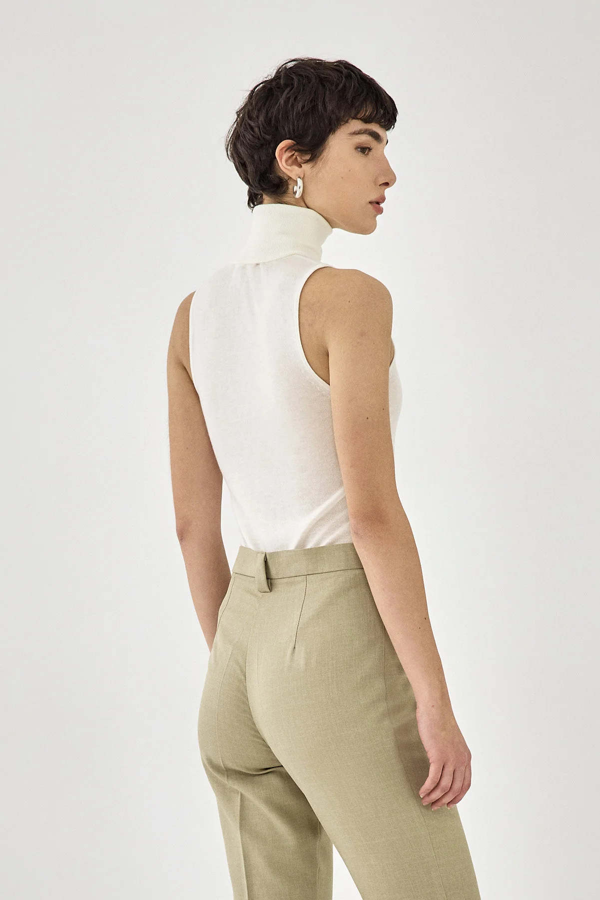 Lightweight Sleeveless Turtleneck Logo Top - Image 4