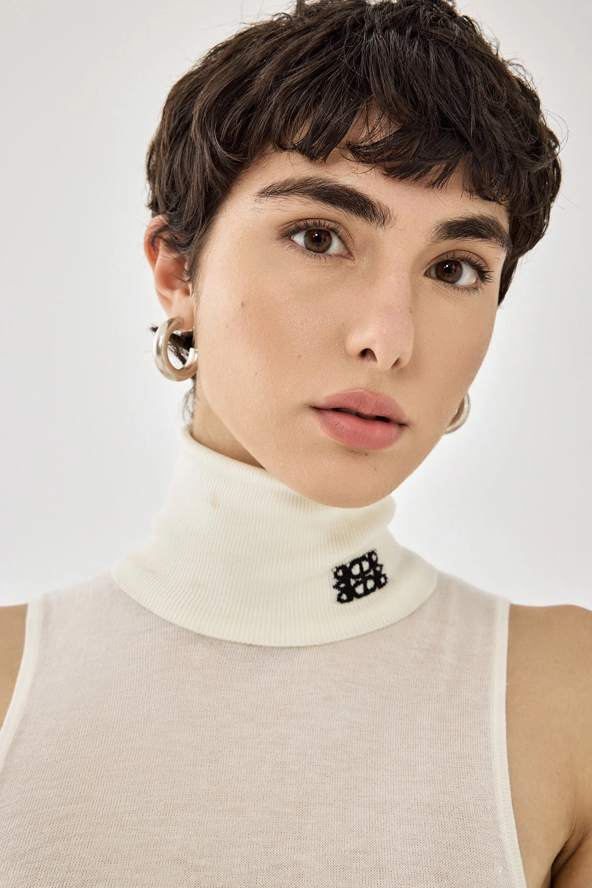 Lightweight Sleeveless Turtleneck Logo Top - Image 6