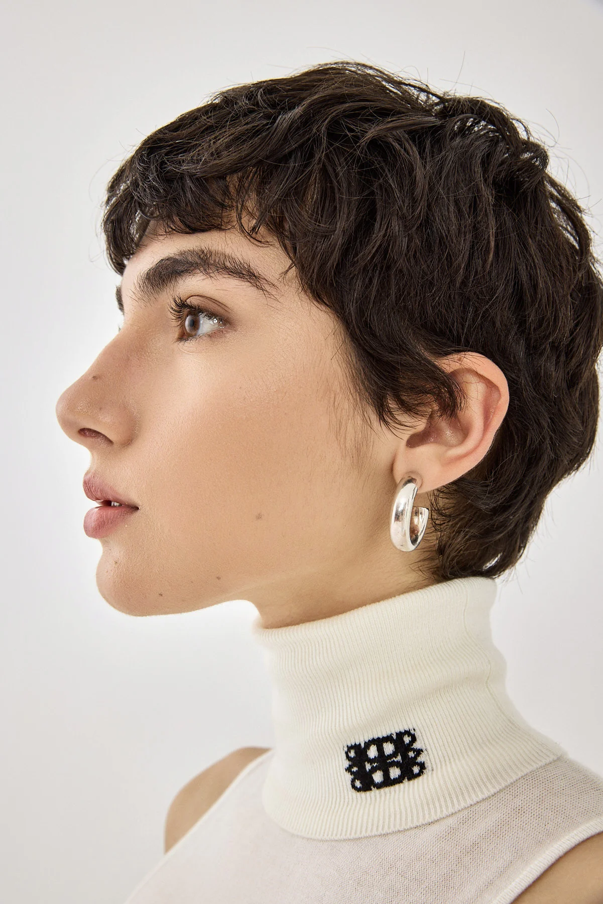 Lightweight Sleeveless Turtleneck Logo Top - Image 7